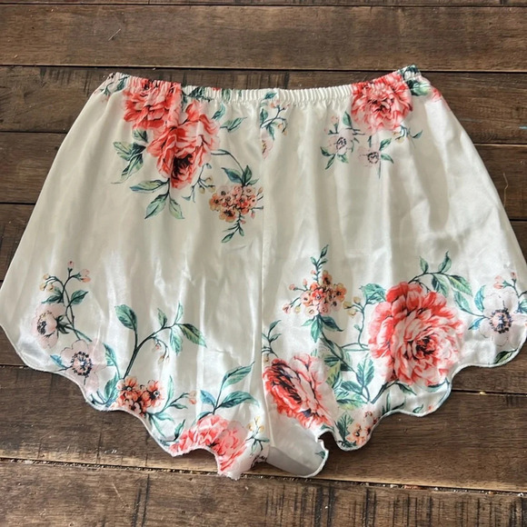 White Silky Sexy Floral Pajamas (Top & Bottom) Size Large - Picture 13 of 13